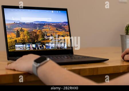 Homme utilisant le moteur de recherche Web Bing de Microsoft. Banque D'Images