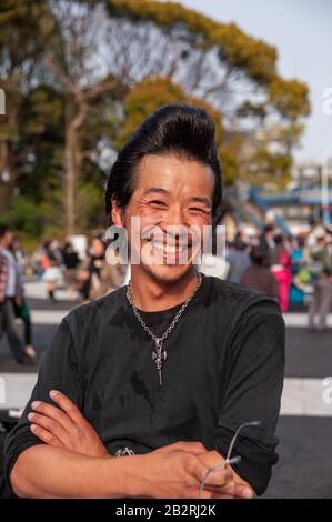 Portrait du membre du groupe de danse Roller-Zoku appelé Lebels dans le parc Yoyogi dans le quartier de Harajuku, Tokyo, Japon Banque D'Images