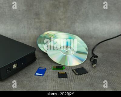 Différents supports de stockage tels que des cd et des cartes mémoire pour la sauvegarde des données Banque D'Images