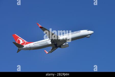 Startendes Flugzeug, Turkish Airlines, Flughafen Tegel, Reinickendorf, Berlin, Deutschland Banque D'Images