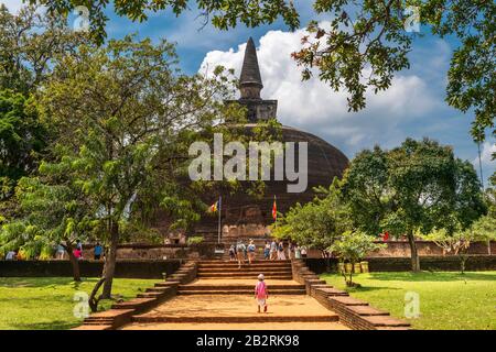 Un enfant monte les marches jusqu'À l'un Des Stupas bouddhistes célèbres à Anuradhapura dans la partie nord de la province centrale, Sri Lanka. Banque D'Images