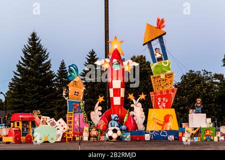 Montréal, Canada - 10 août 2019 : une statue de Lego impressionnante brûlant au Falloua Festival à Tohu, à Montréal Banque D'Images