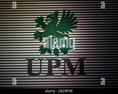 Augsburg, Allemagne - 29 décembre 2019 : logo vert UPM-Kymmene illuminé sur le mur de l'industrie la nuit. Banque D'Images