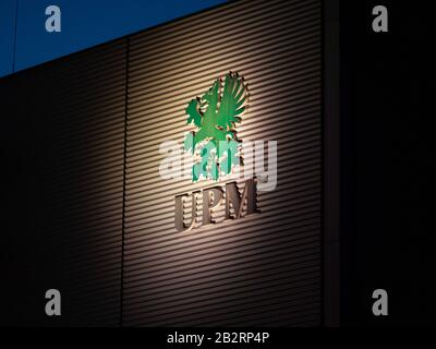 Augsburg, Allemagne - 29 décembre 2019 : logo vert UPM-Kymmene illuminé sur le mur de l'industrie la nuit. Banque D'Images