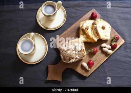 Biscuits au chocolat sur table en bois. Cookies aux pépites de chocolat. Des piles de biscuits au chocolat, de biscuits avec gouttes de chocolat, de biscuits avec flocons d'avoine. Cercueil Banque D'Images
