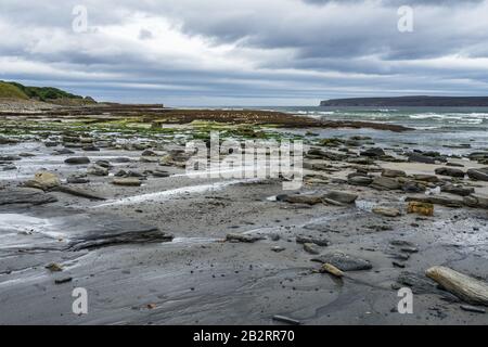 Photo panoramique de la baie de Dunnet et de la tête de Dunnet avec un promontoire dans la distance Banque D'Images