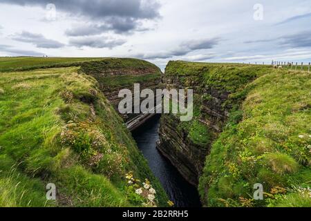 Plan vertical d'une gorge étroite à Duncansby Head près de John o'Groats à Caithness, en Écosse Banque D'Images