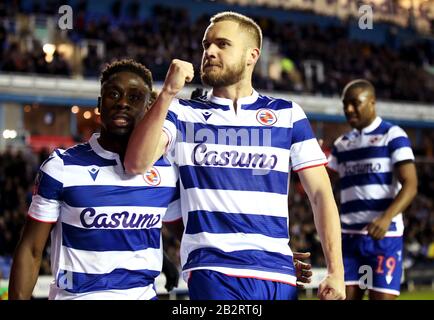 Le Reading's George Puscas (au centre) célèbre le premier but de son côté du jeu à partir de l'endroit de pénalité lors du cinquième match de la FA Cup au Madejski Stadium, Reading. Banque D'Images