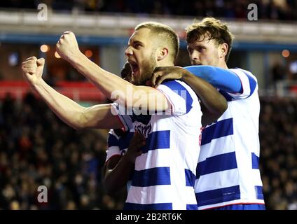 Le Reading's George Puscas (à gauche) célèbre le premier but de son côté du jeu à partir de l'endroit de pénalité lors du cinquième match de la FA Cup au Madejski Stadium, Reading. Banque D'Images