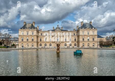 sénat français et bassin octogonal dans le jardin du Luxembourg - Paris, France Banque D'Images