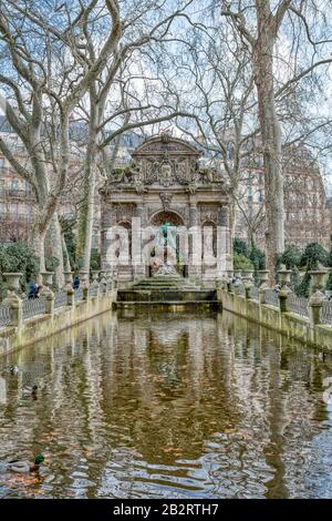 Fontaine Medici aux jardins du Luxembourg en hiver - Paris Banque D'Images