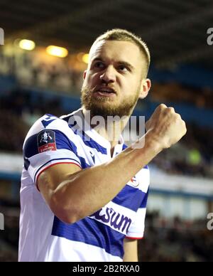 Le Reading's George Puscas célèbre la notation du premier but du jeu de son côté depuis le spot de pénalité lors du cinquième match de la FA Cup au stade Madejski, Reading. Banque D'Images