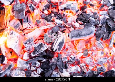Le charbon de bois brûlant. Gros plan sur le feu chaud. Préparation du charbon avant la cuisson. Banque D'Images