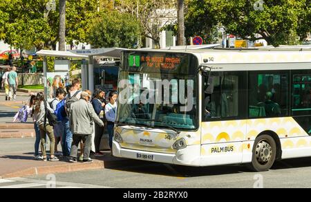 Cannes, FRANCE - AVRIL 2019 : foule de personnes à bord d'un bus à un arrêt de bus dans le centre de Cannes. Banque D'Images