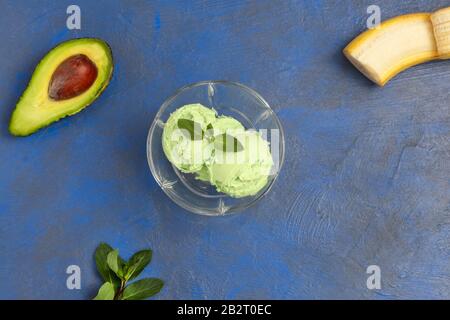 Crème glacée keto avocat facile et saine sur fond bleu foncé, au-dessus de la vue Banque D'Images