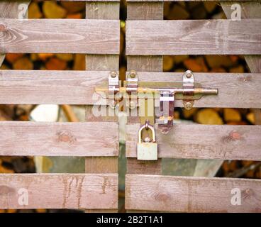 Portail en bois avec cadenas Banque D'Images