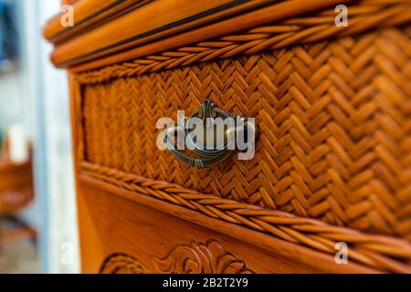 manche vintage en métal à la commode en osier en bois. Banque D'Images