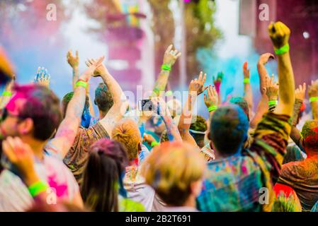 Montréal, Canada - Auguest 10 2019 : les gens célèbrent LE festival DE L'HOLI en jetant des poudres de couleur dans le parc de Horloge à Montréal Banque D'Images
