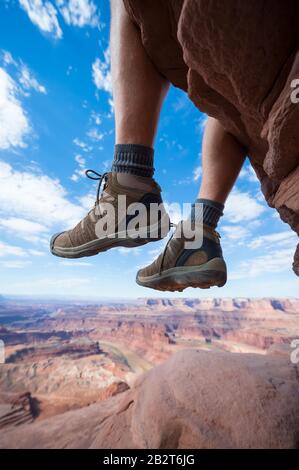 Portrait des bottes d'un randonneur accroché à l'extérieur au-dessus du paysage spectaculaire du canyon Banque D'Images