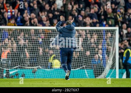 Londres, Royaume-Uni. 03ème mars 2020. Frank Lampard, directeur de Chelsea, applaudit les supporters après la victoire lors du match de la FA Cup entre Chelsea et Liverpool au Stamford Bridge, Londres, Angleterre, le 3 mars 2020. Photo De David Horn. Crédit: Images Prime Media / Alay Live News Banque D'Images