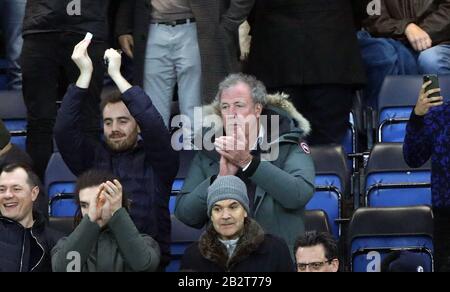 Londres, Royaume-Uni. 03ème mars 2020. Jeremy Clarkson, fan de Chelsea, applaudit la victoire au coup d'alerte final, alors que Chelsea gagne 2-0 lors du 5ème match de la FA Cup, Chelsea contre Liverpool, au Stamford Bridge, Londres, Royaume-Uni, le 3 mars 2020. **usage éditorial uniquement, licence requise pour un usage commercial. Aucune utilisation dans les Paris, les jeux ou une seule édition de club/ligue/joueur** crédit: Paul Marriott/Alay Live News Banque D'Images