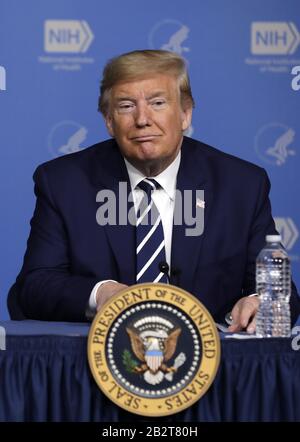 Bethesda, États-Unis. 03ème mars 2020. Le président Donald Trump assiste à une table ronde sur le coronavirus aux National Institutes of Health, le mardi 3 mars 2020, à Bethesda, MD. La visite des oreillons vient alors que le nombre de morts de Coronavirus aux États-Unis est passé à neuf avec plus de 100 cas dans 15 États. Photo de Yuri Gripas/UPI crédit: UPI/Alay Live News Banque D'Images