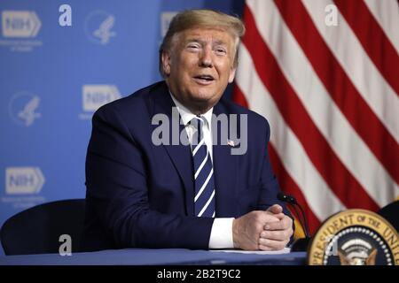 Bethesda, États-Unis. 03ème mars 2020. Le président Donald Trump assiste à une table ronde sur le coronavirus aux National Institutes of Health (NIH), le mardi 3 mars 2020, à Bethesda, MD. La visite des oreillons vient alors que le nombre de morts de Coronavirus aux États-Unis est passé à neuf avec plus de 100 cas dans 15 États. Photo de Yuri Gripas/UPI crédit: UPI/Alay Live News Banque D'Images