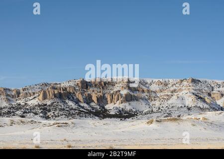 Paysage du Wyoming scène d'une colline enneigée et de l'affleurement rocheux dans une zone rurale. Banque D'Images