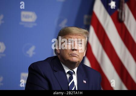 Bethesda, États-Unis. 03ème mars 2020. Le président Donald Trump assiste à une table ronde sur le coronavirus aux National Institutes of Health (NIH), le mardi 3 mars 2020, à Bethesda, MD. La visite des oreillons vient alors que le nombre de morts de Coronavirus aux États-Unis est passé à neuf avec plus de 100 cas dans 15 États. Photo de Yuri Gripas/UPI crédit: UPI/Alay Live News Banque D'Images