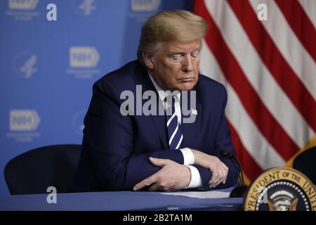 Bethesda, États-Unis. 03ème mars 2020. Le président Donald Trump assiste à une table ronde sur le coronavirus aux National Institutes of Health (NIH), le mardi 3 mars 2020, à Bethesda, MD. La visite des oreillons vient alors que le nombre de morts de Coronavirus aux États-Unis est passé à neuf avec plus de 100 cas dans 15 États. Photo de Yuri Gripas/UPI crédit: UPI/Alay Live News Banque D'Images