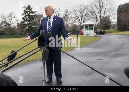 Bethesda, États-Unis. 03ème mars 2020. Le président Donald Trump s'adresse aux médias lorsqu'il quitte les National Institutes of Health (NIH), mardi 3 mars 2020, à Bethesda, MD. La visite des oreillons vient alors que le nombre de morts de Coronavirus aux États-Unis est passé à neuf avec plus de 100 cas dans 15 États. Photo de Chris Kleponis/UPI crédit: UPI/Alay Live News Banque D'Images