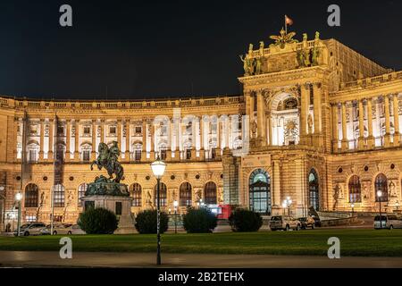 Vue de nuit sur le Neue Burg, une partie de Hofburg, illuminée la nuit Banque D'Images