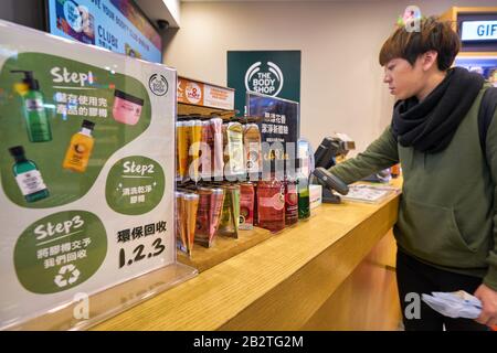 Hong KONG, CHINE - VERS JANVIER 2019 : à l'intérieur Du magasin Body Shop de Hong Kong. Le Body Shop est une société de cosmétiques, de soins de la peau et de parfums. Banque D'Images