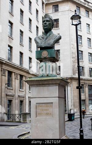 Statue de Jawaharlal Nehru, premier Premier ministre de l'Inde de 1947 à 1964, place de l'Inde, à l'extérieur de la Maison de l'Inde, Londres Banque D'Images