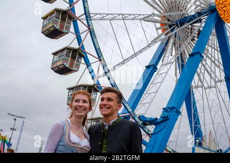 Jeune couple traditionnel traditionnel traditionnel traditionnel traditionnel traditionnel traditionnel traditionnel traditionnel traditionnel costume traditionnel dans Banque D'Images