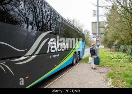 Service de bus Falcon de Plymouth à Bristol (via Exeter et l'aéroport de Bristol) par Stagecoach. À L'Arrêt De Bus Marley Head, South Brant, Devon Banque D'Images