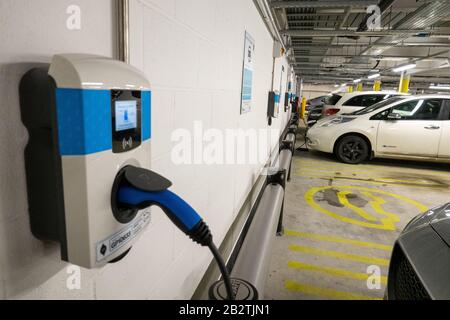 Chargement de véhicules électriques au parking souterrain Barcode, Plymouth Banque D'Images