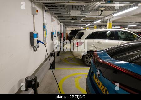 Chargement de véhicules électriques au parking souterrain Barcode, Plymouth Banque D'Images