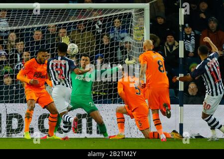 3 mars 2020; Les Hawthorns, West Bromwich, West Midlands, Angleterre; English FA Cup Football, West Bromwich Albion contre Newcastle United; Karl Darlow de Newcastle United tente sans succès de bloquer un tir de Matt Phillips de West Bromwich Albion pour West Bromwich Albion le premier but de West Bromwich Albion (1-3) Banque D'Images