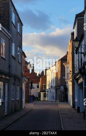 La partie pavée de Wormgate regardant de l'extrémité de la ruelle de la rue dans Boston Lincolnshire. Banque D'Images