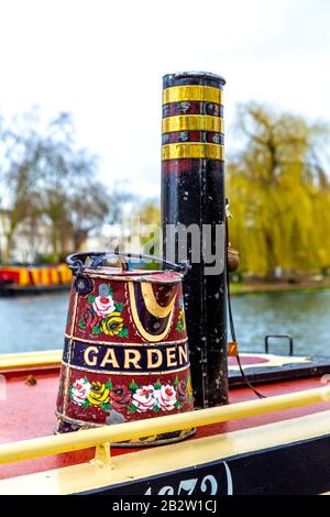 L'art folklorique Canal Boat, peut être peint dans le style roses & Châteaux, Little Venice, Londres, Royaume-Uni Banque D'Images