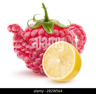 théière en forme de framboise avec moitié de citron isolé sur fond blanc. Banque D'Images
