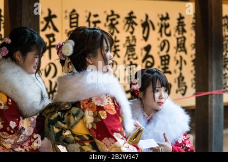 Les jeunes femmes en kimono sur Coming of Age Journée au sanctuaire Meiji, Harajuku, Tokyo, Japon Banque D'Images