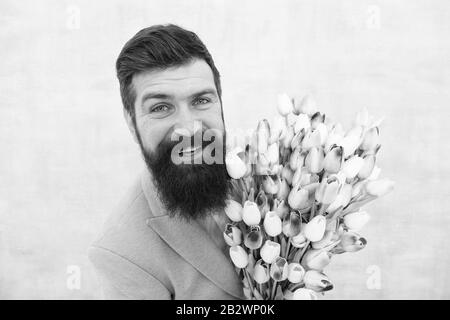 Voeux D Anniversaire Meilleures Fleurs Pour L Amie Fleurs Pour Elle Barbu Homme Noeud Papillon Costume Maintenez Bouquet De Tulipes Gentleman Faire Surprise Romantique Pour Elle Livraison De Fleurs Gentleman Date Romantique Photo Stock