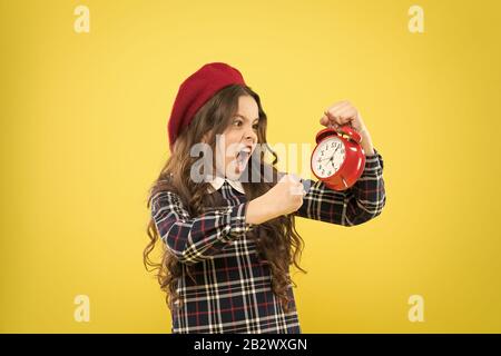 Il est temps. Toujours à l'heure. Il n'est jamais trop tard. Définir votre propre rythme de vie. Happy hours concept. L'annexe et du moment. Fille avec réveil. Mettre en place un réveil. Petite fille enfant tenir horloge rouge. Banque D'Images