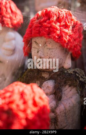 Petites statues de Jizo au temple de Hase-dera à Sakurai dans la préfecture de Nara, au Japon Banque D'Images