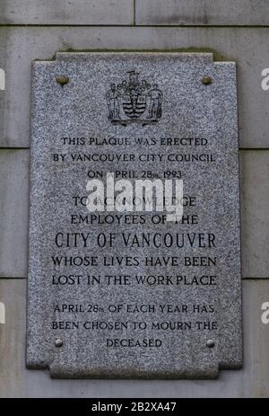 Vancouver, Canada - 17 février 2020 : Conseil d'information (plaque) sur un mur gris de l'édifice de l'hôtel de ville de Vancouver Banque D'Images