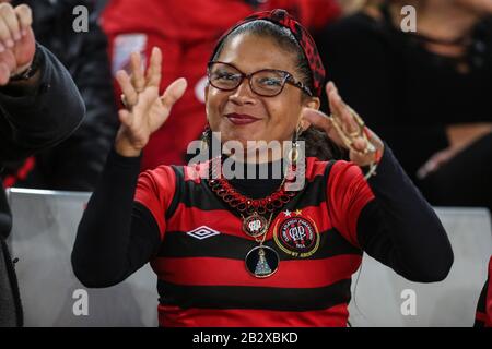 Curitiba, Paraní, Brésil. 3 mars 2020. PR - LIBERTADORES/ATHLETICO X PENAROL - ESPORTES - Torcida do Atlhetico durante partida do Grupo C da Copa Libertadores 2020, na Arena da Baixada, em Curitiba, nesta terça-feira (3). Foto: Geraldo Bubniak/Agb Crédit: Geraldo Bubniak/Zuma Wire/Alay Live News Banque D'Images