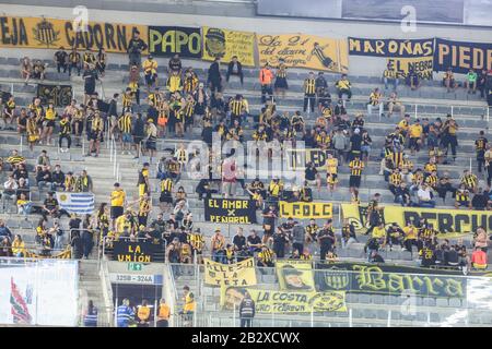 Curitiba, Paraní, Brésil. 3 mars 2020. PR - LIBERTADORES/ATHLETICO X PENAROL - ESPORTES - Torcida do Penarol durante partida do Grupo C da Copa Libertadores 2020, na Arena da Baixada, em Curitiba, nesta terça-feira (3). Foto: Geraldo Bubniak/Agb Crédit: Geraldo Bubniak/Zuma Wire/Alay Live News Banque D'Images