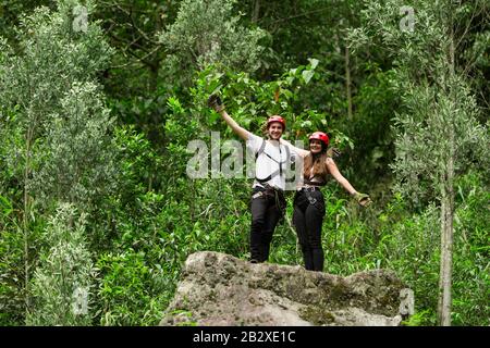 Couple de touristes dans la forêt tropicale des Andes équatoriennes Banque D'Images